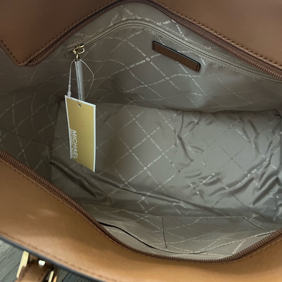 Michael Kors 2-pc SET-NEW. Leather Gilly Large tote and wallet - Picture 2 of 8